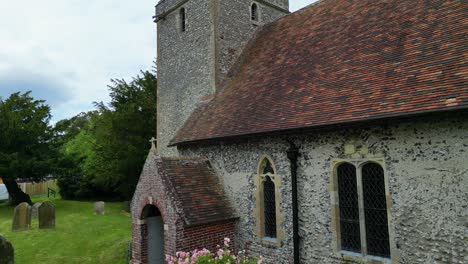 ein aufwärts geneigter schuss des eingangs zur st. margaret of antioch church in womenswold