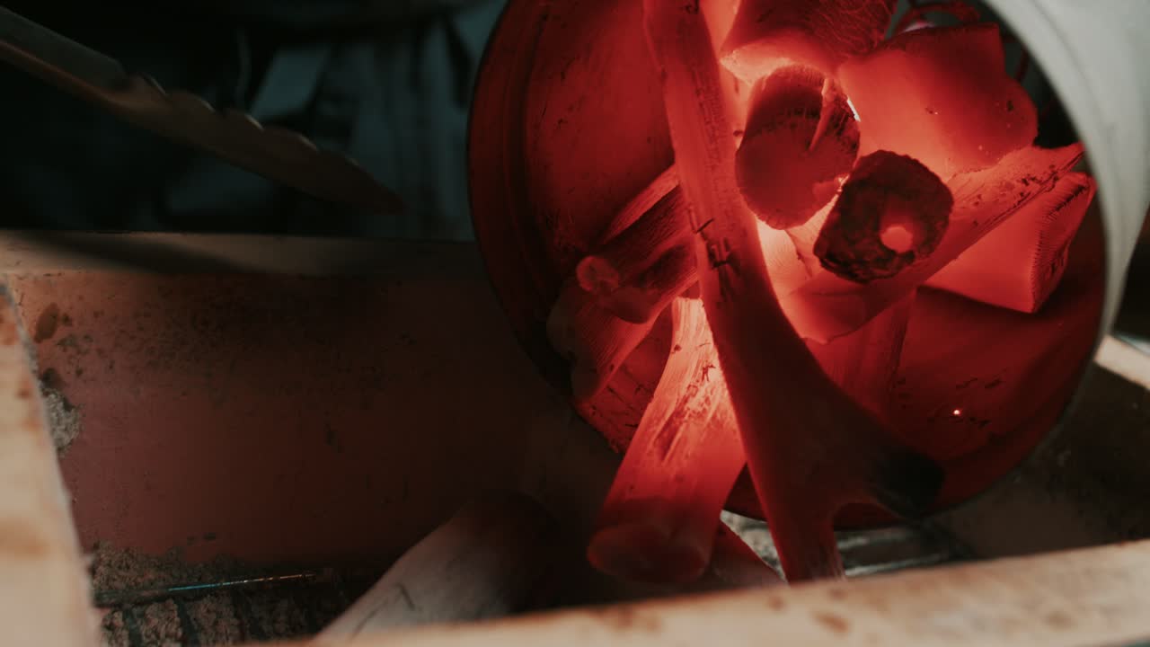 세라믹 그릴에 뜨거운 숯 추가