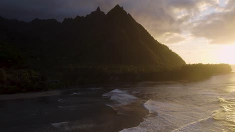 dramáticas imágenes aéreas del famoso parque haena y el sendero kalalau por la costa de napali durante la puesta de sol