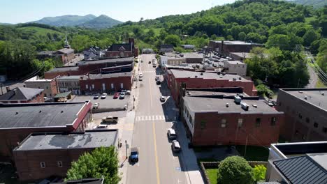 empuje rápido aéreo sobre tazewell virginia con iglesias en segundo plano.