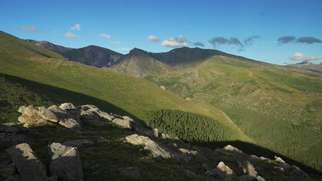 Filmische-Luftdrohne-Morgensonnenaufgang-Denver-Chicago-Lakes-Mount-Evans-14er-Front-Range-Foothills-Rocky-Mountains-I70-Idaho-Springs-Immergrüner-Squaw-Pass-Echo-Bergsee-Mondaufgang-Schwenk-Nach-Links