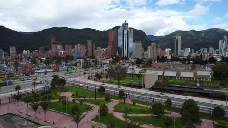 Toma-Aérea-Del-Parque-Renacimiento-Con-El-Horizonte-De-Bogotá-Al-Fondo