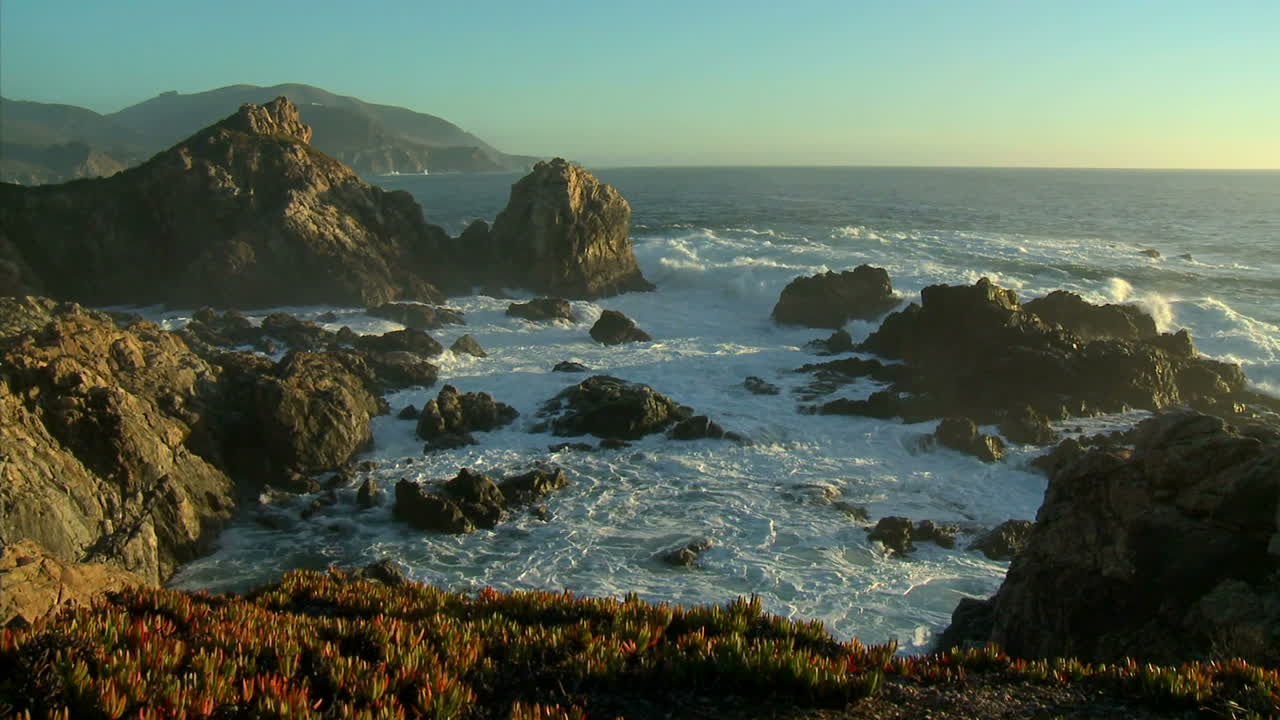 Les vagues et le ressac d'une tempête hivernale frappent le littoral de Big Sur en Californie.
