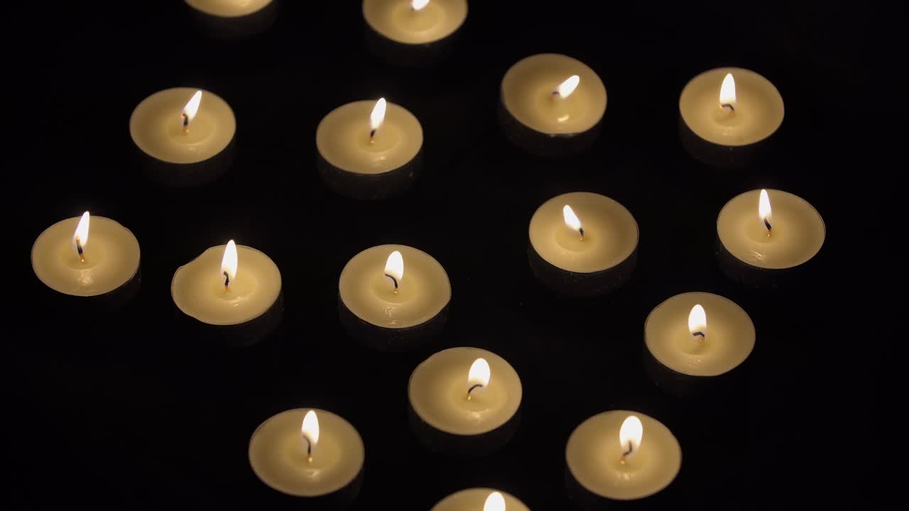 Candele - Piccole candele che bruciano su sfondo nero