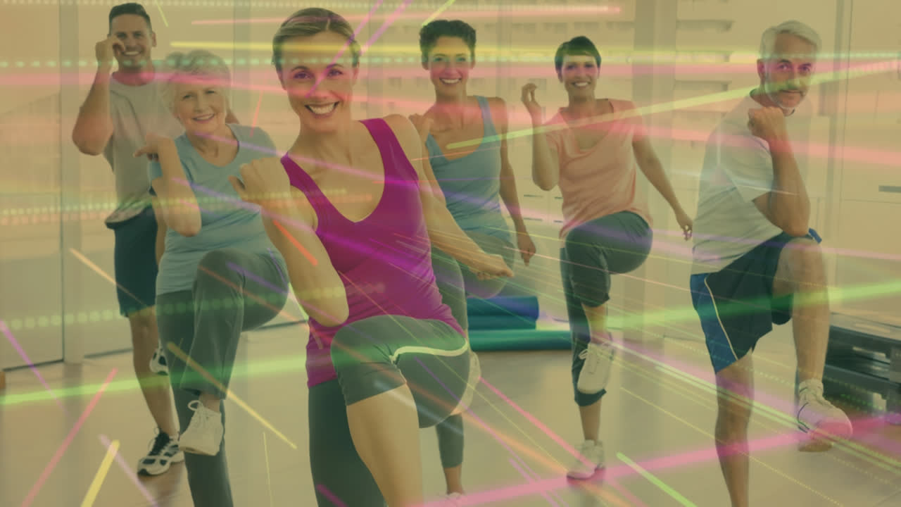 grupo de personas disfrutando de una clase de entrenamiento