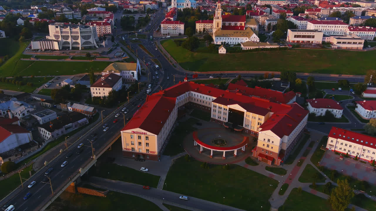 Letecký pohled na centrum města Grodno s rušnou silniční křižovatkou a historickou architekturou v Bělorusku