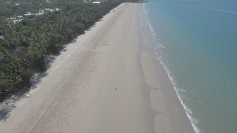 Blick-Von-Oben-Auf-Die-Touristen,-Die-Am-Weißen-Sandstrand-Des-Four-Mile-Beach-In-Port-Douglas-In-Fnq,-Australien,-Spazieren-Gehen