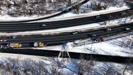 eine luftaufnahme einer autobahn nach einem schneesturm