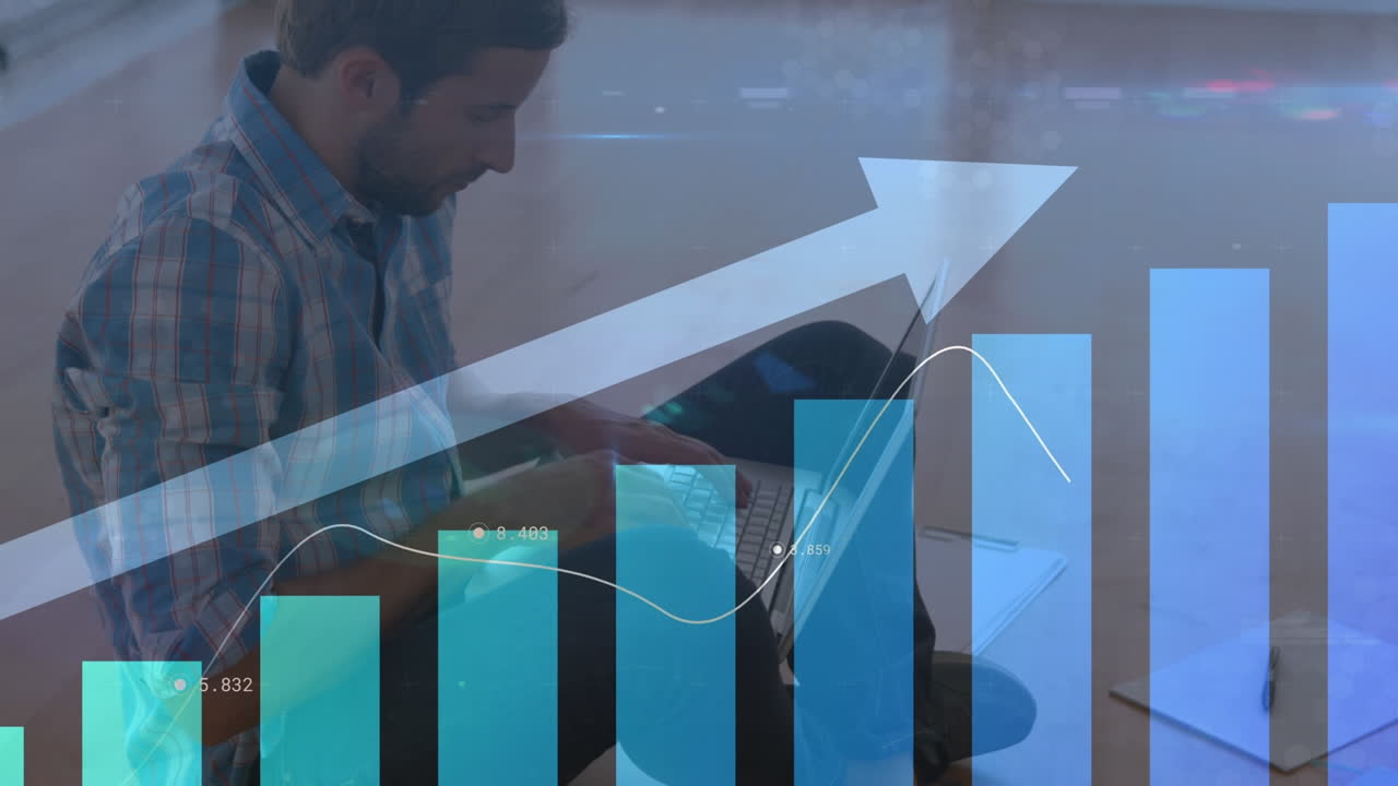 animación de flecha financiera y gráficos moviéndose sobre hombre caucásico trabajando en computadora portátil