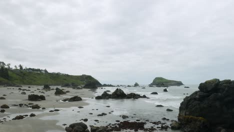 Moody-misty-day-on-the-Oregon-Beach,-drone-shot-close-to-the-sand