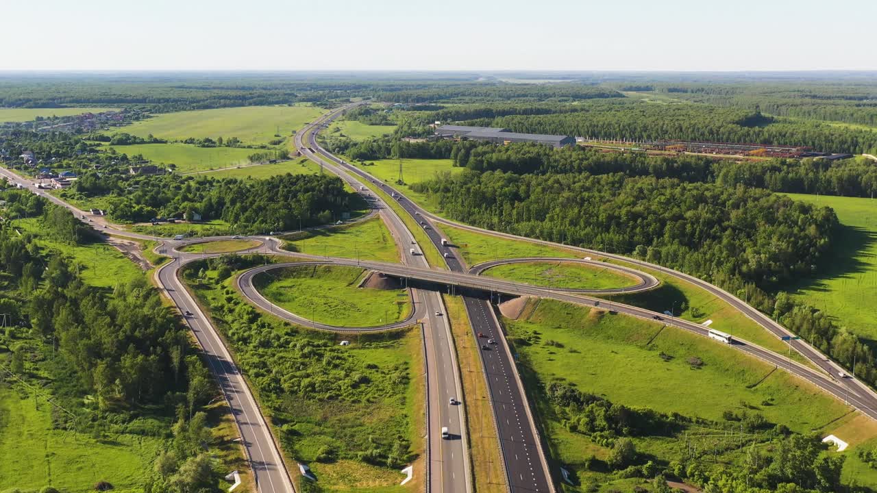 летит над шоссе к перекрестку