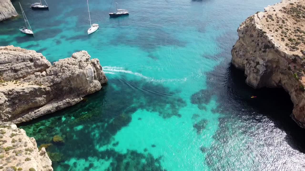 Vista aérea de drone das altas falésias de Comino, Malta