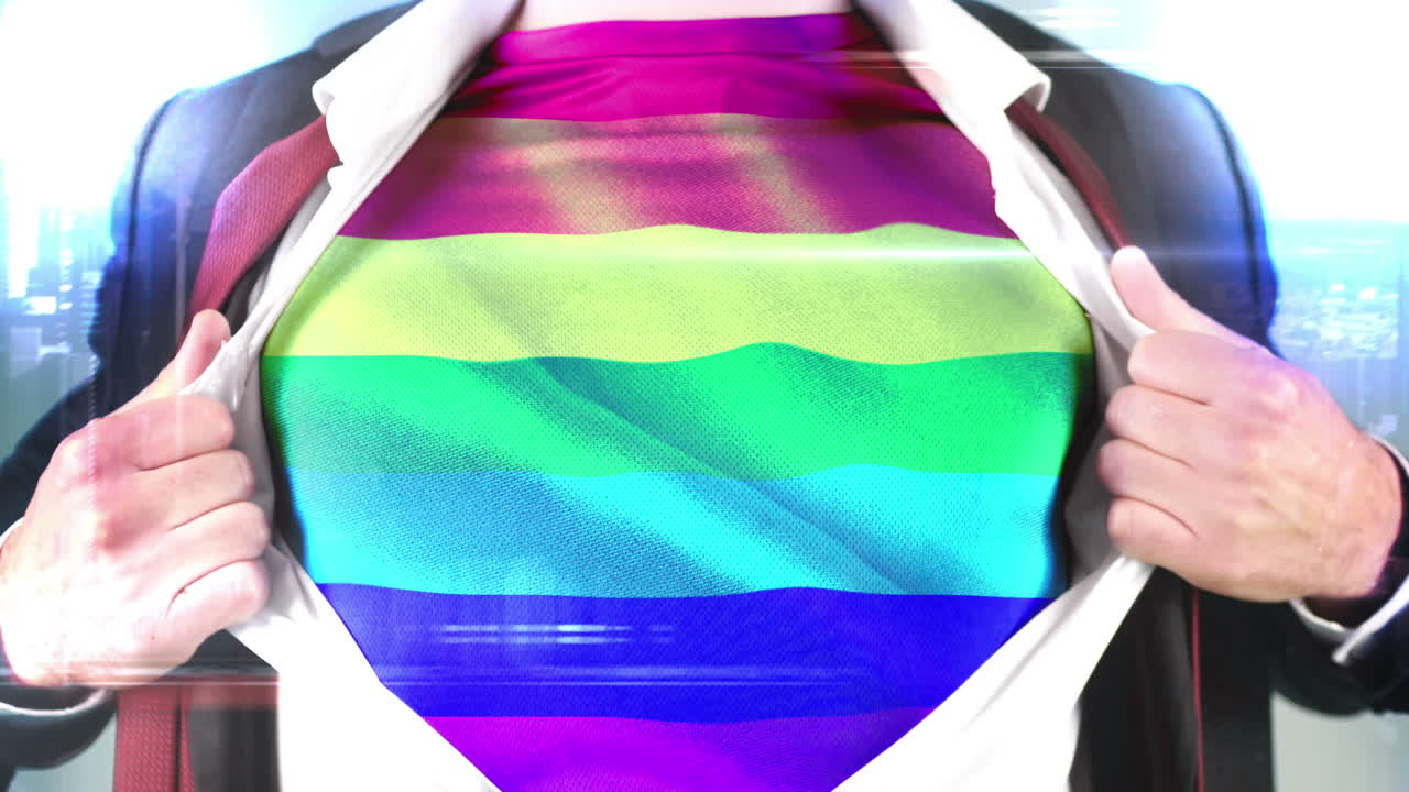 무지개 발 티셔츠 를 보여주는 사업가