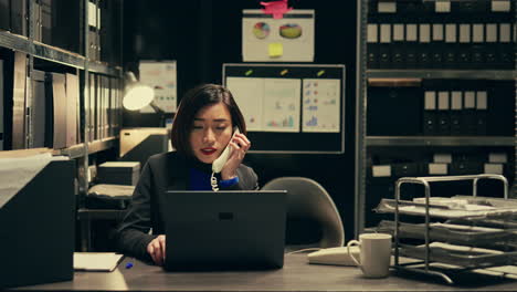요원은 법 집행 인력과 의사 소통하여 발견 사항을 논의합니다.