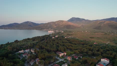 Vista-Aérea-Cerca-De-La-Playa-De-Prinos-Al-Atardecer-Con-Picos-De-Alta-Montaña-En-El-Fondo,-Isla-De-Thassos,-Grecia