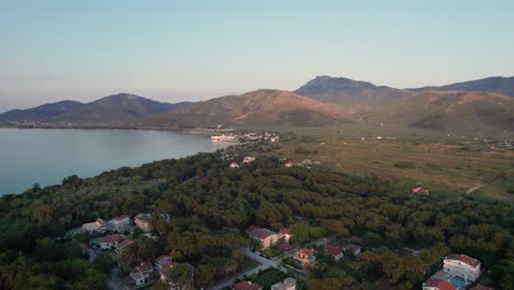 vista aérea cerca de la playa de prinos al atardecer con altos picos montañosos en el fondo, isla de thassos, grecia