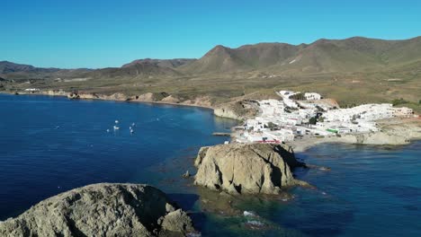 cabo de gata, almería, andalucía, españa - antena 4k del pueblo costero blanco isleta del moro