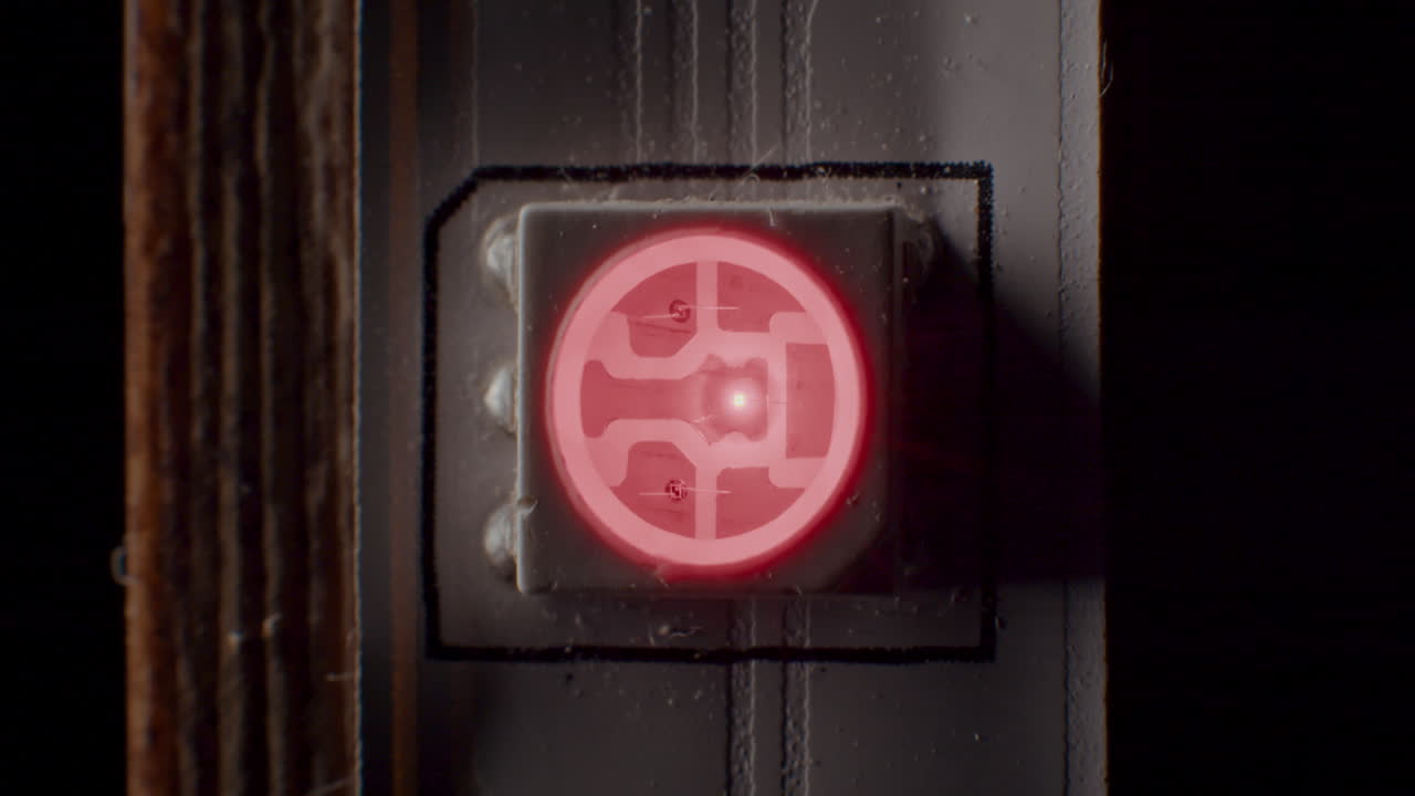 primer plano extremo de un pequeño circuito de chip led rgb que mezcla varias luces y colores al azar