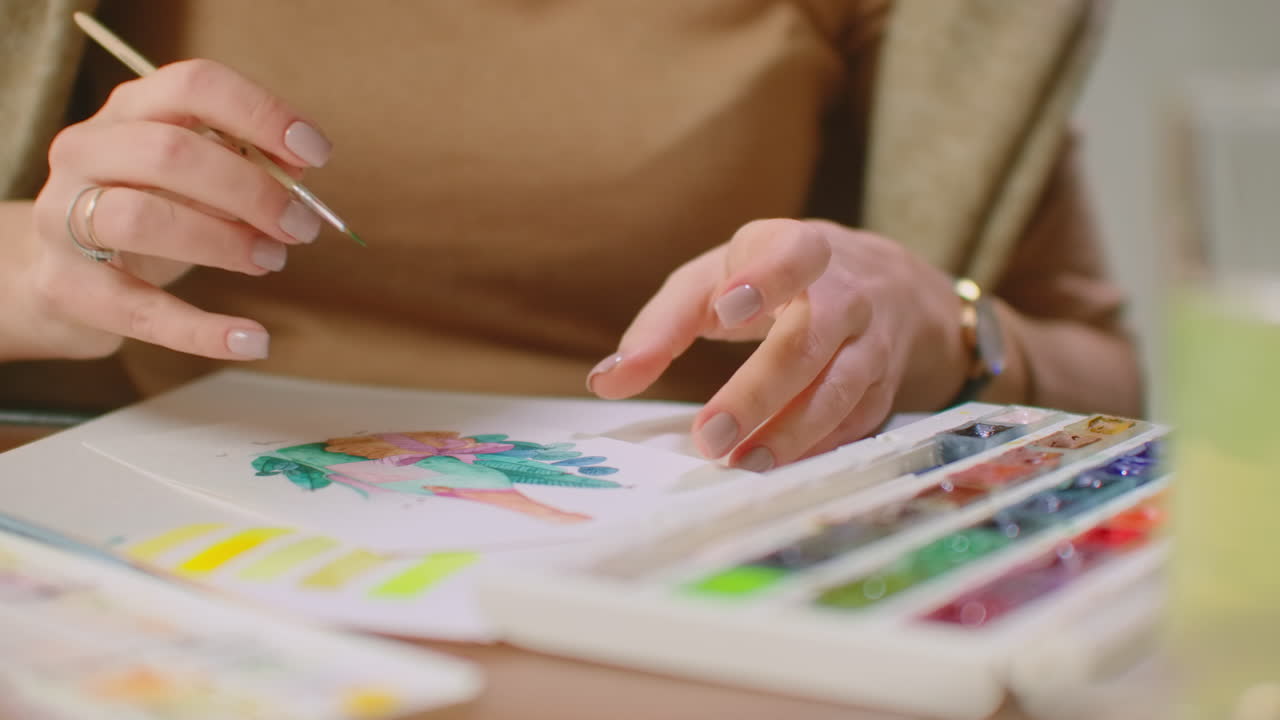 joven diseñador gráfico trabajando en una computadora de escritorio moderna mientras usa una tableta gráfica en el escritorio de la oficina.
