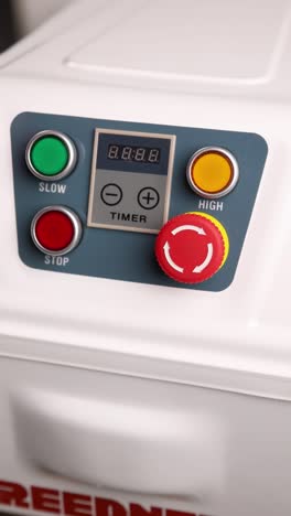 vista de cerca de un panel de control de un procesador de alimentos