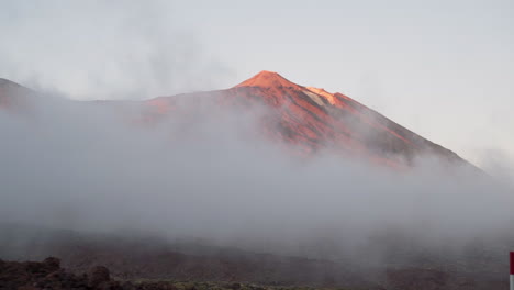 Vulkan-El-Teide-Bei-Sonnenuntergang-Hinter-Den-Niedrigen-Wolken