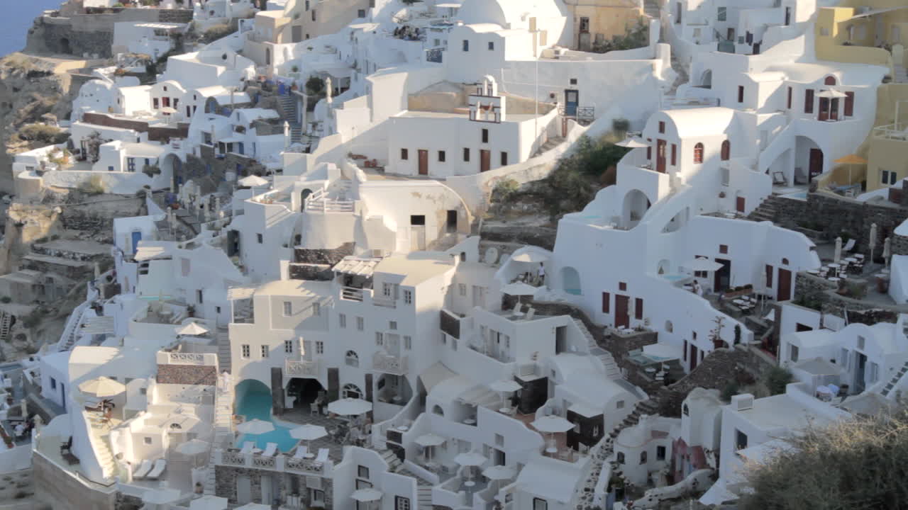 vista desde arriba de villas y casas de vacaciones en oia, santorini