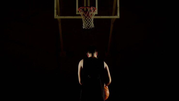 Giocatore di basket maschio che tira a canestro 4K