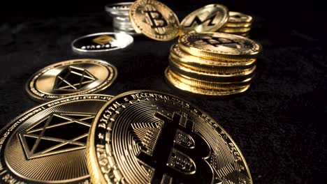 Makroansicht,-Die-Sich-über-Gold--Und-Silber-Kryptowährungsmünzen-Auf-Schwarzem-Hintergrund-Bewegt,-4K-Blockchain-Altcoin-Investition