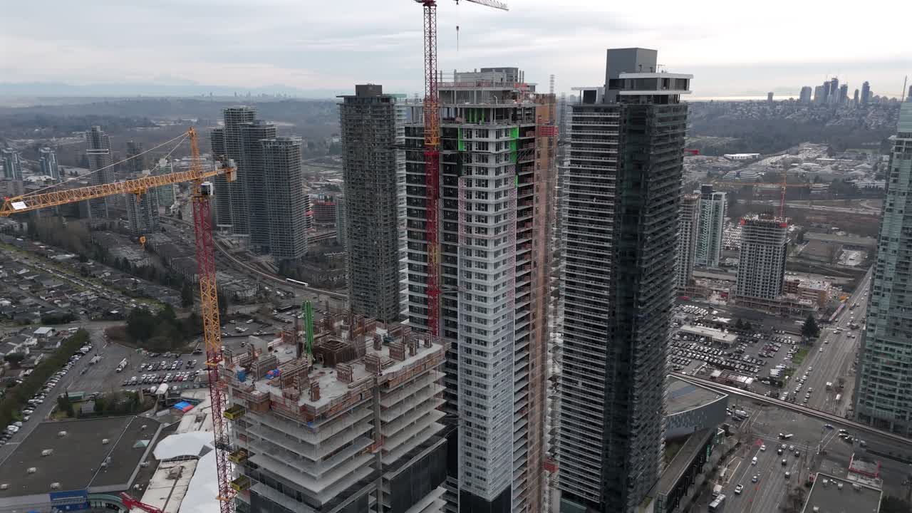 Gru edili in cantieri di edifici a più piani a Burnaby, BC, Canada. Ripresa con drone.