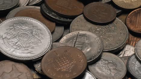 monedas de metal viejas y moneda girando de cerca profundidad de campo poco profunda
