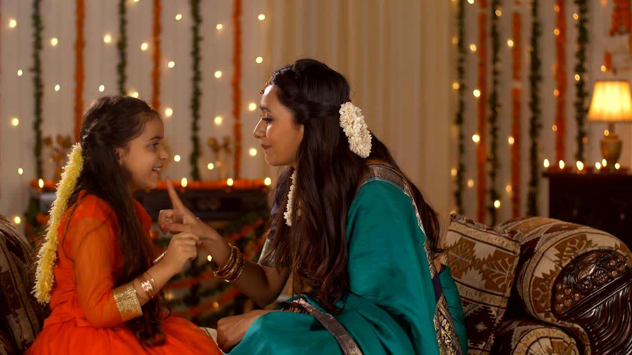 una niña linda mostrando amor por su hermosa madre - familia del sur de la india