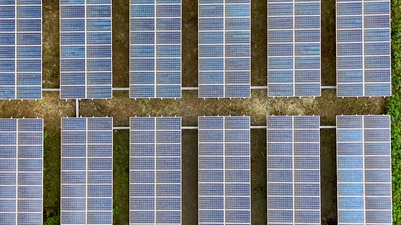 Vista aerea di un parco fotovoltaico nell'Africa rurale