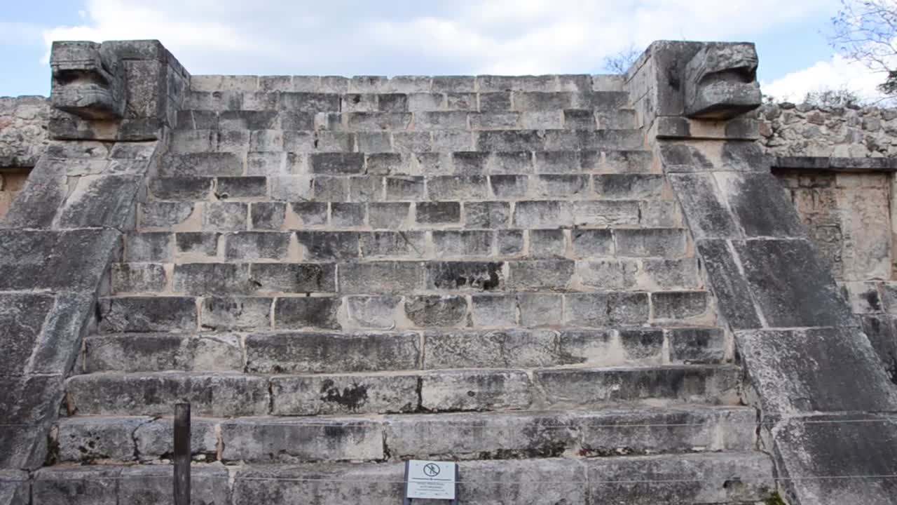 Piattaforma delle Scale di Venere nella Grande Piazza del sito archeologico di Chichen Itza