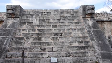 escaleras de la plataforma de venus en la gran plaza en el sitio arqueológico de chichén itzá