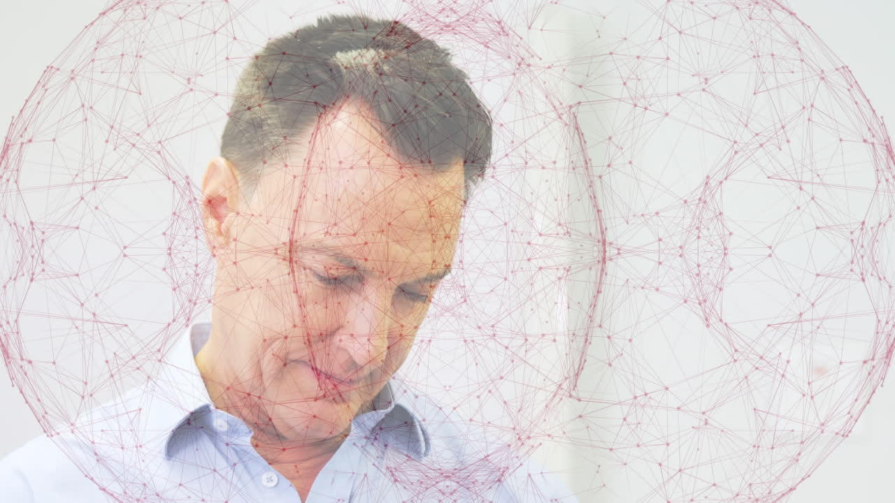 animación del globo de la red de conexiones sobre el retrato de un médico senior caucásico sonriendo