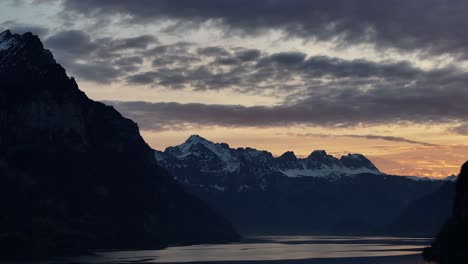 Die-Morgendämmerung-Bricht-über-Churfirsten,-Walensee,-Wesen,-Schweiz-An---Luftaufnahme