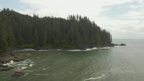 Hermosa-Vista-Aérea-Del-Paisaje-De-La-Rocosa-Costa-Del-Océano-Pacífico-En-El-Sur-De-La-Isla-De-Vancouver-Durante-Un-Día-Soleado-De-Verano