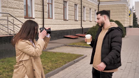 Pareja-Caucásica-Tomando-Fotografías-Afuera.