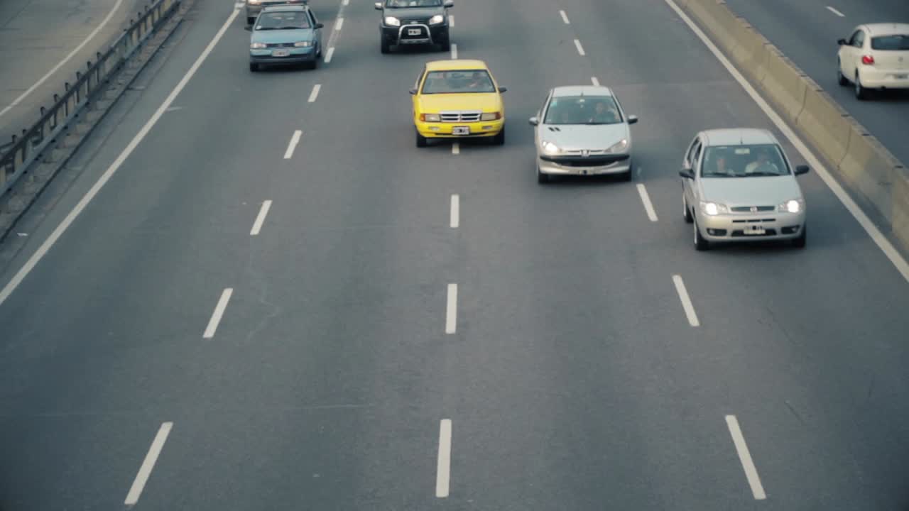 Højt engel-perspektiv af bymotorvej med køretøjer i bevægelse