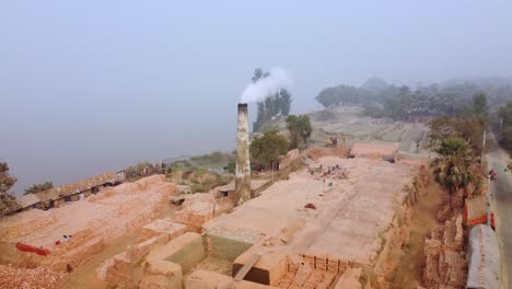 la industria del ladrillo se desarrolló alrededor del suelo aluvial a lo largo del río ganga