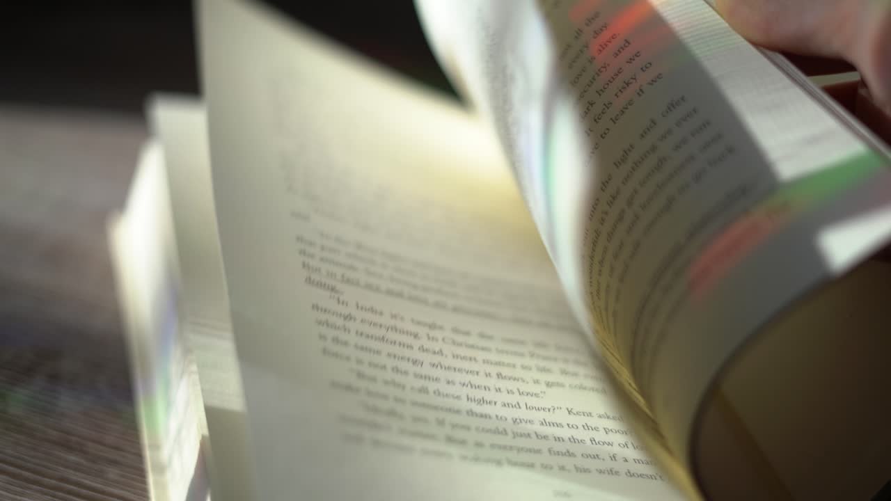 hojear un libro de tapa dura que tiene notas destacadas y notas del estudio