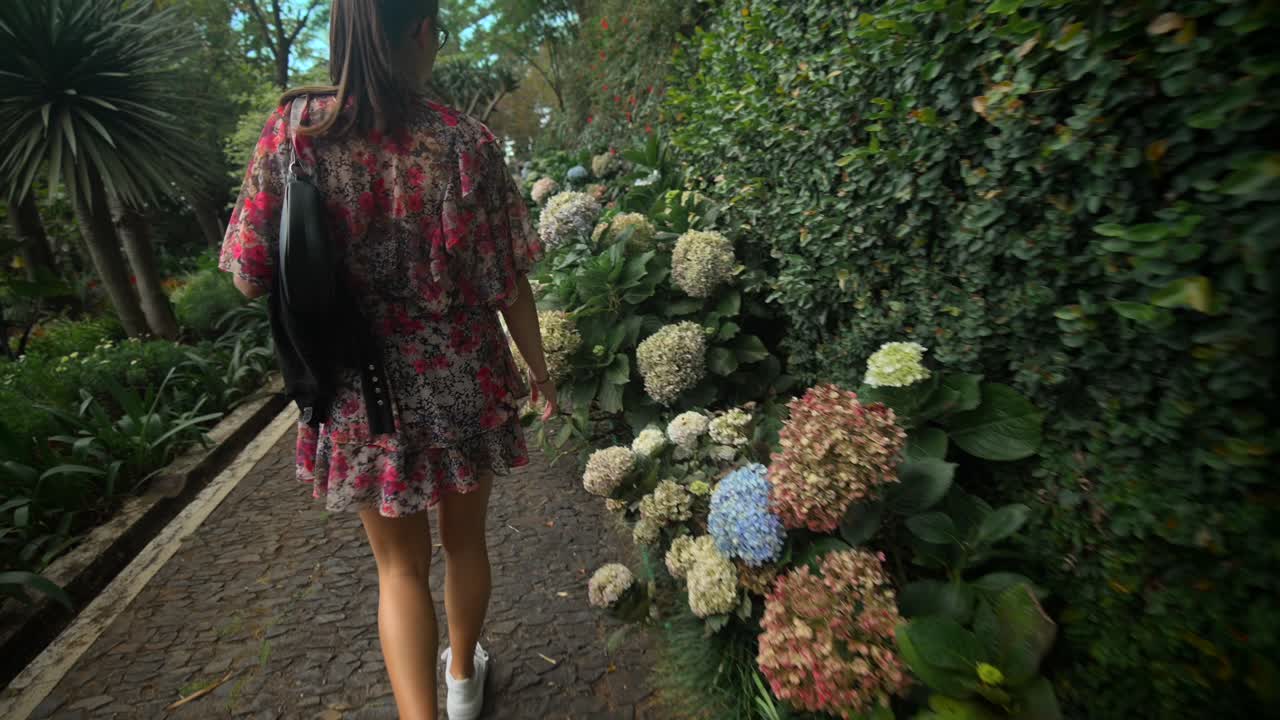 las imágenes fueron filmadas en madeira, portugal, en el jardín tropical de monte palace.