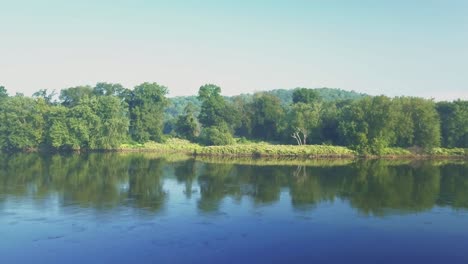 Video-Durch-Bäume-Auf-Den-Fluss