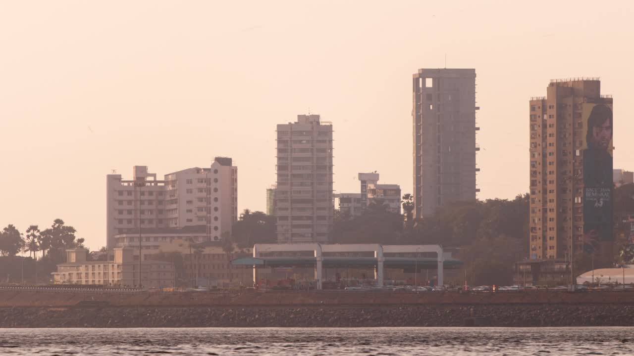 timelapse del gran edificio de oficinas frente al mar moderno mumbai