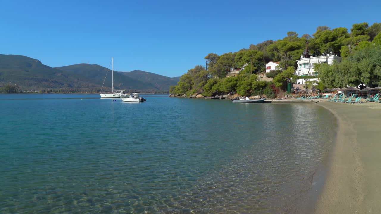 yates y barcos albergados en el anclaje de la bahía de neorio en la isla de poros, grecia
