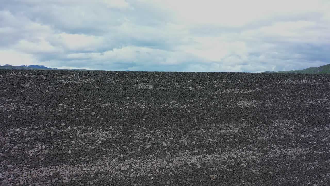 하르당에르비다(hardangervidda)에 있는 거대한 암석 인공 매립지 - 하강하는 동안 돌벽에 접근 - 자연에 대한 침해의 상징 - 노르웨이 시센 댐
