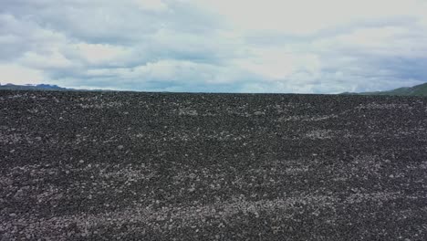 Riesige,-Von-Menschenhand-Geschaffene-Felsdeponie-Bei-Hardangervidda-–-Annäherung-An-Eine-Steinmauer-Beim-Abstieg-–-Symbol-Des-Eingriffs-In-Die-Natur-–-Sysen-Staudamm-Norwegen