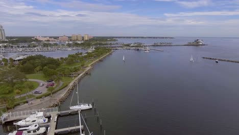 4k-Luftdrohnenvideo-Von-Segelbooten-Und-Yachten-Im-Jachthafen-An-Der-Tampa-Bay-In-Der-Innenstadt-Von-St