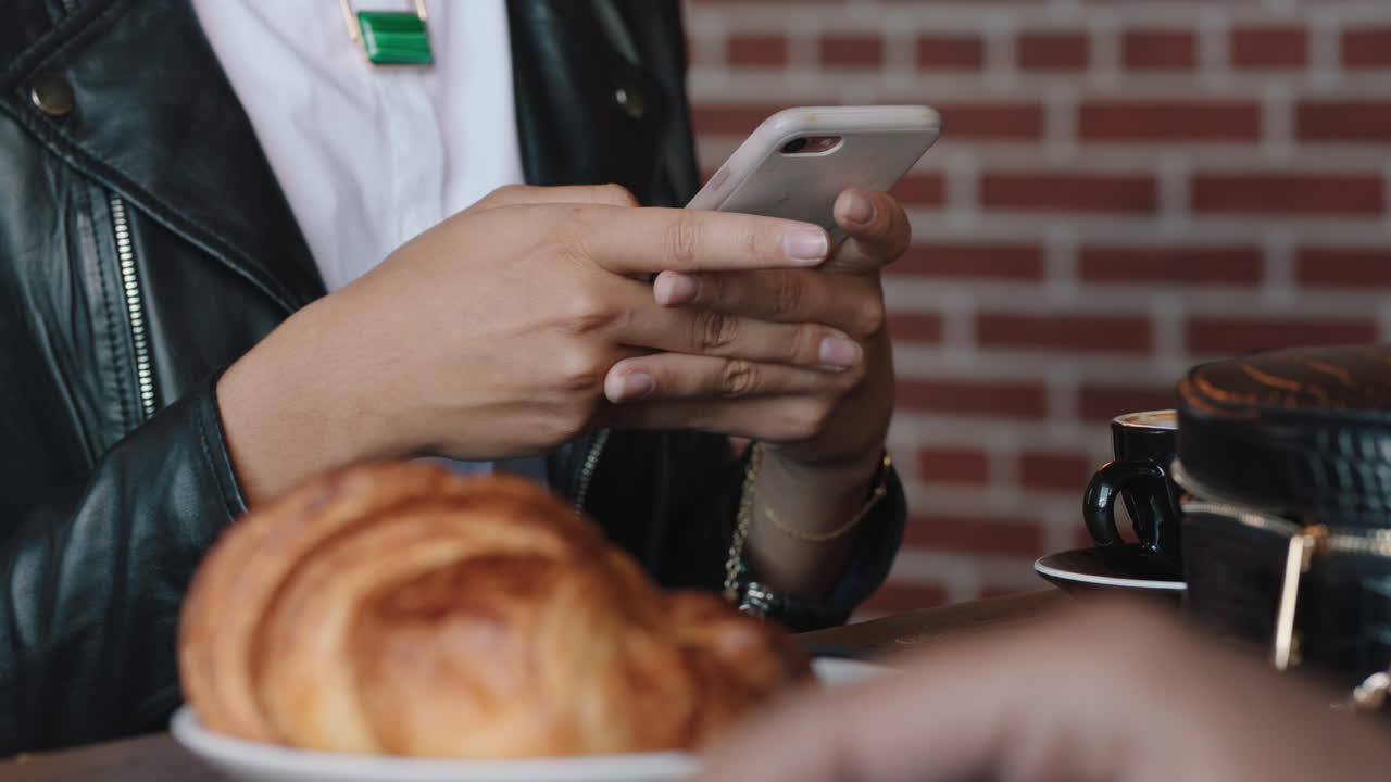 mujer de negocios usando un teléfono inteligente relajándose en una cafetería navegando por mensajes de redes sociales enviando mensajes de texto disfrutando del almuerzo en una cafetería