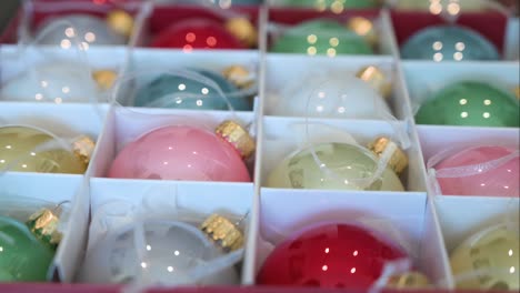 Variety-of-colored-Christmas-tree-balls-stored-in-a-box